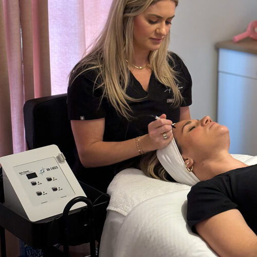 Esthetician performing a skin classicprocedure